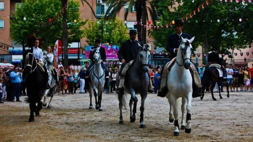 Los jinetes a caballo tuvieron una elevada cota de protagonismo en la apertura de la feria.