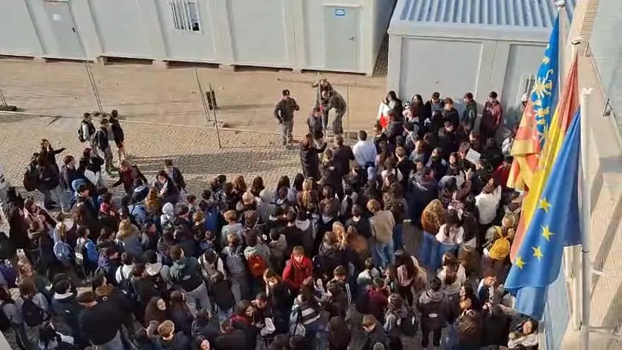 Los operarios de los barracones se topan con los alumnos: así ha sido la protesta en el instituto de Calp