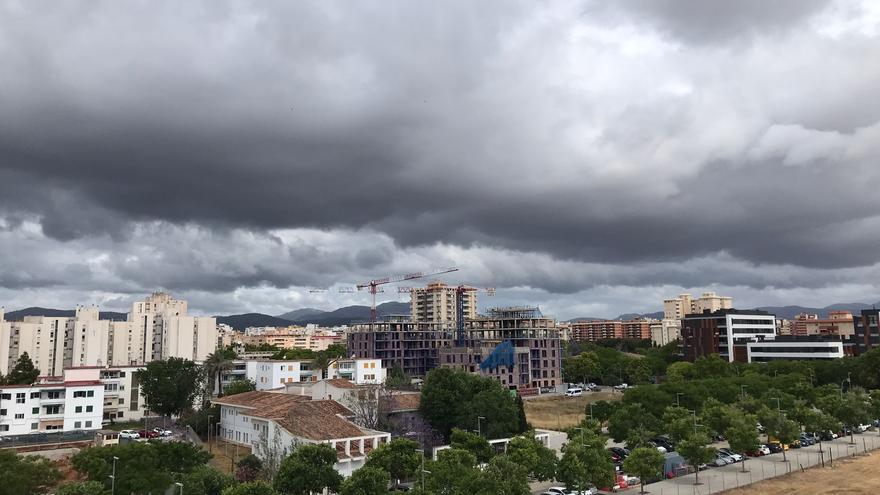 Tiempo en Mallorca | Viernes con alerta naranja por lluvias fuertes con tormenta