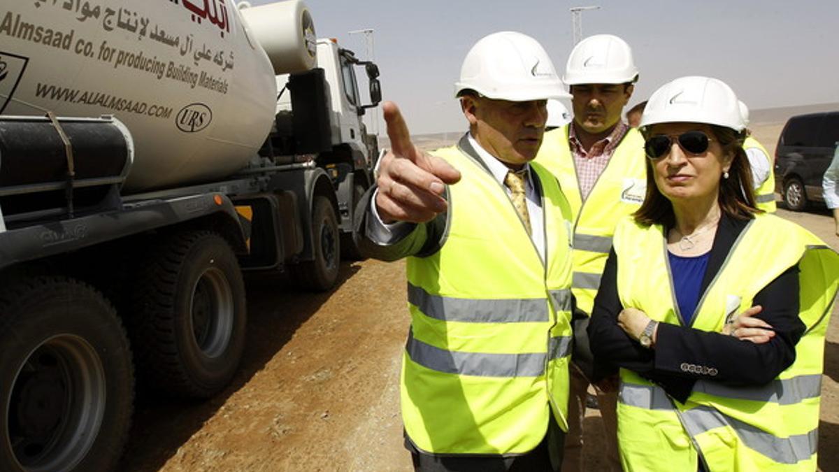 La ministra de Fomento, Ana Pastor, en las proximidades de la localidad de Jeddah donde se ejecutan las obras del proyecto del tren de alta velocidad que unirá La Meca con la ciudad de Medina.