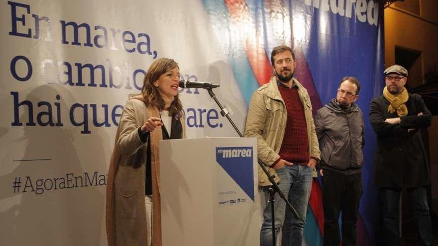 Yolanda Díaz interviene en el mitin de apertura, ayer en Santiago. // X. Álvarez
