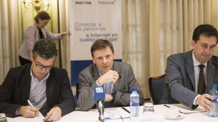 Por la izquierda, Ignacio Sanchís, Aquilino Antuña y Miguel Ángel García-Argüelles, ayer, en Oviedo.