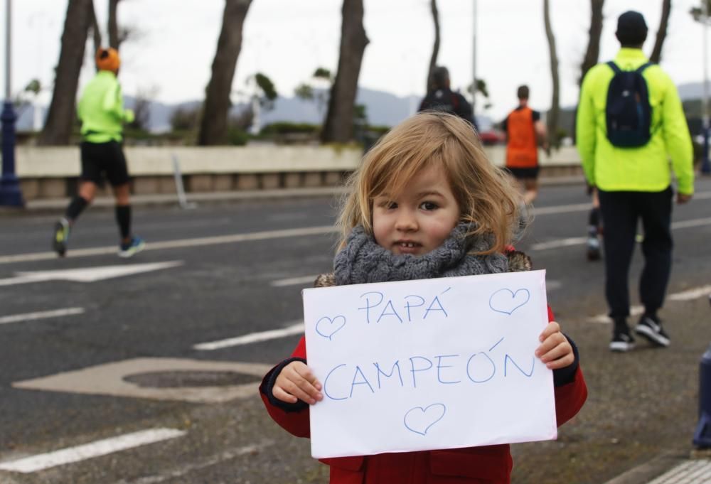 Los corredores del maratón completan la primera mitad del recorrido en los alrededores de Samil y Coruxo.