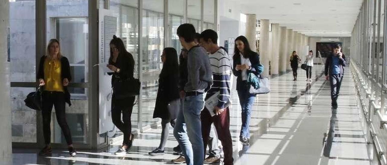 Alumnos, en los pasillos de la Facultad de Económicas. // Alba Villar