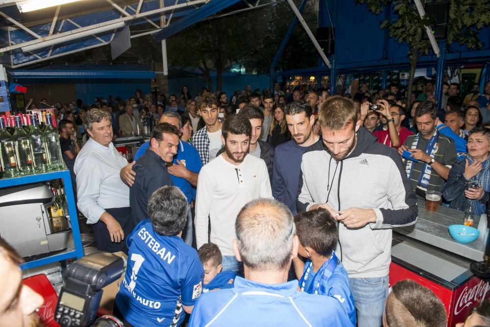 Jugadores del Real Oviedo visitan el chiringuito de la APARO en San Mateo