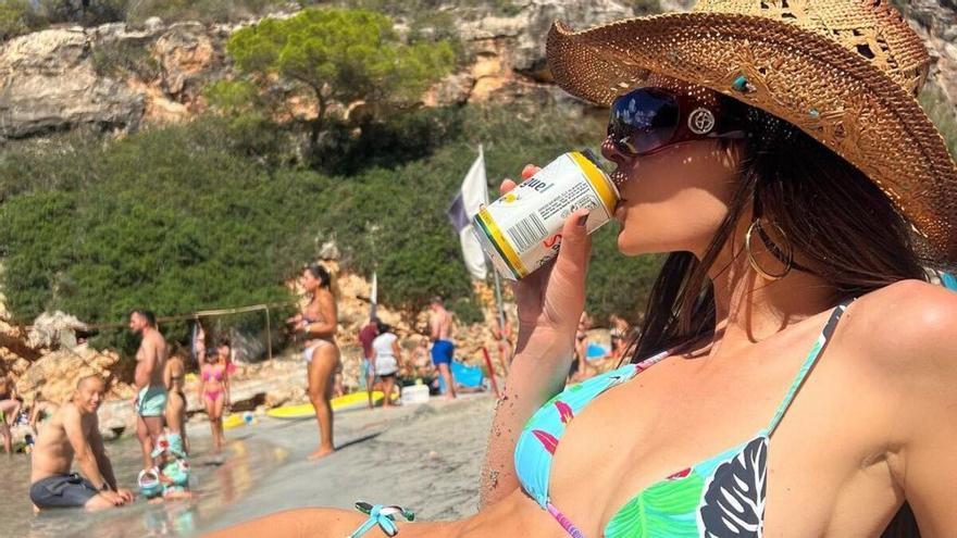 La modelo Emily Ratajkowski disfruta de unas vacaciones en Mallorca con su hijo