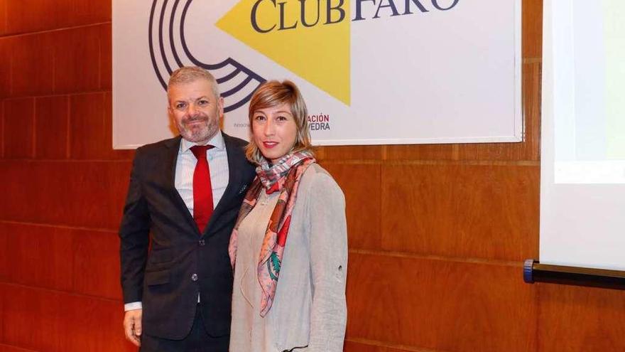 José Luis Pena y María Ferreiro antes de la conferencia que impartieron ayer en Vigo. // José Lores