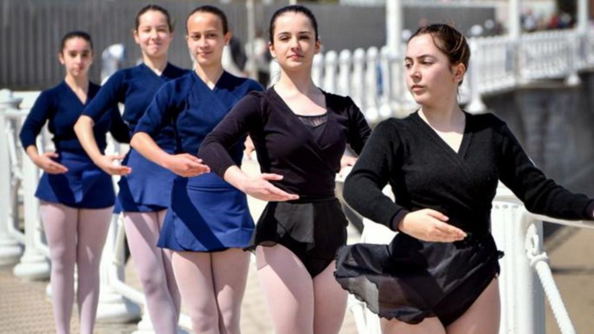 Participantes en el Día de la Danza, ayer, en Salinas. | Jesús Menéndez