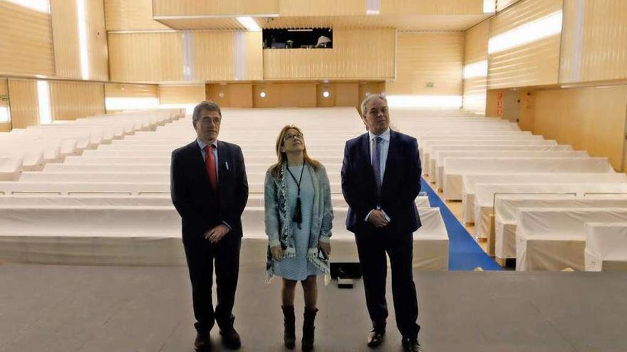 La presidenta de la Diputación, Martín Pozo, junto a los responsables de la UTE que gestionará el Ramos.