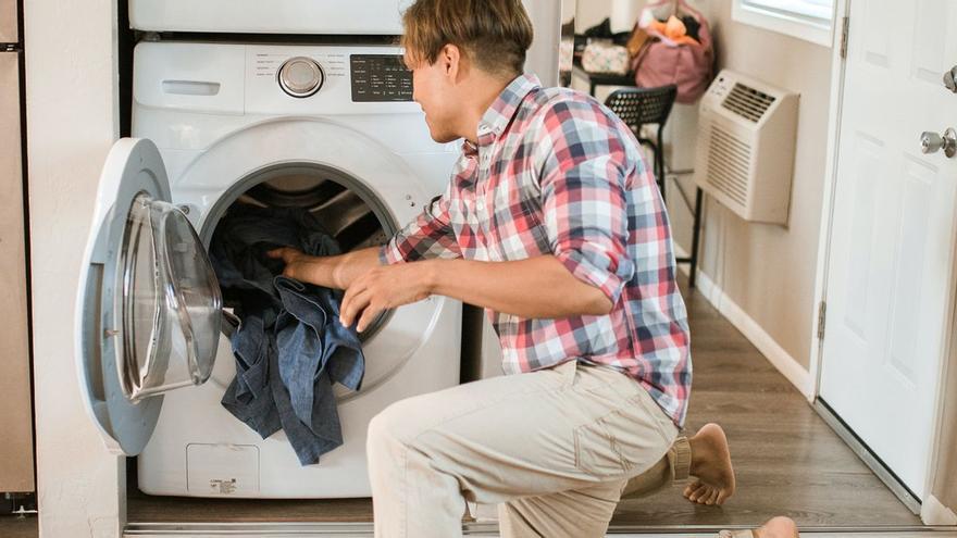El truco para quitar los pelos de la ropa en la lavadora·