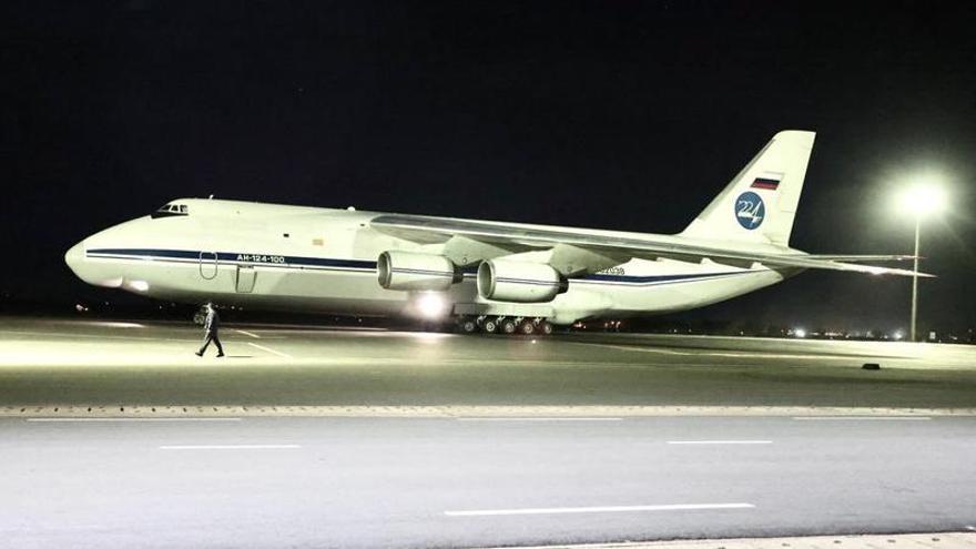 Avión de badera rusa en el aeropuerto internacional de Bamako.