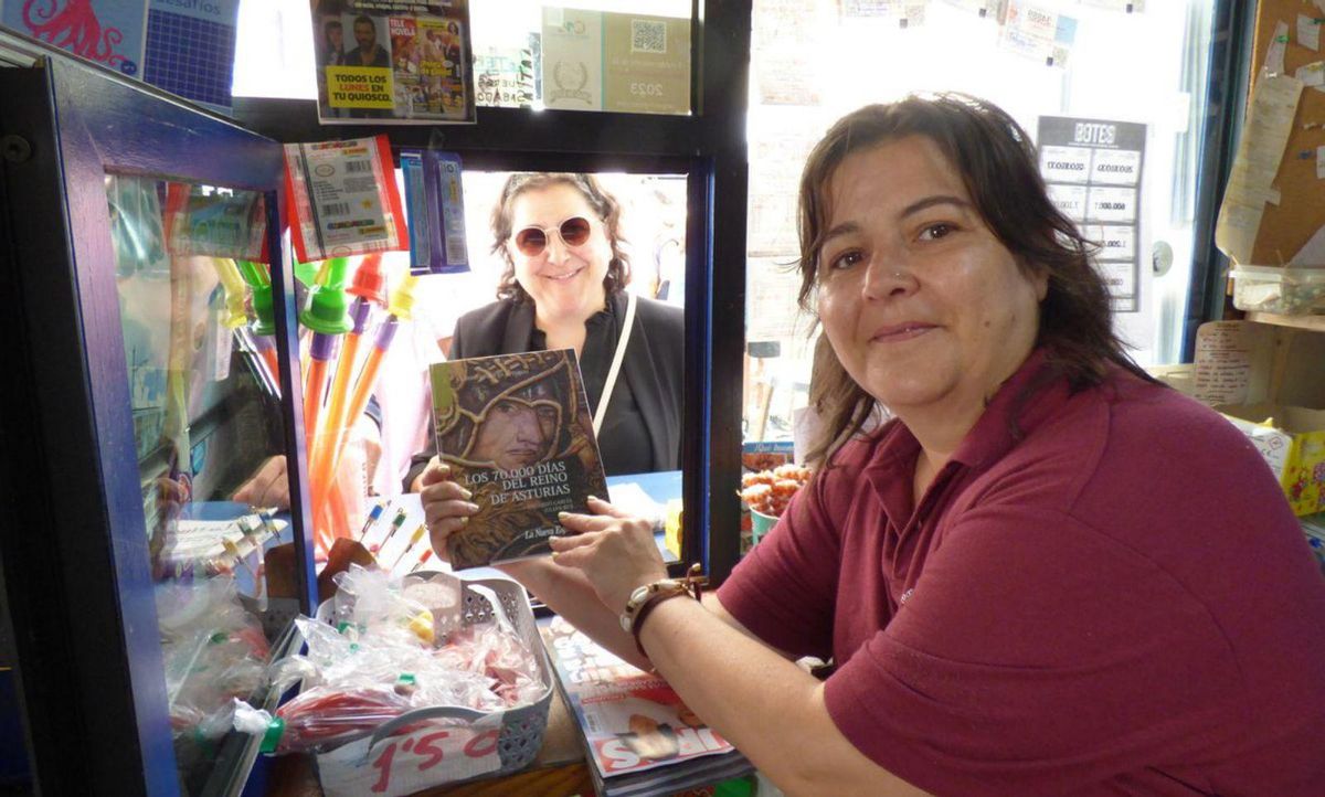 Alfonso López, junto a Salomé González,  en un kiosco de Avilés. | L. P.