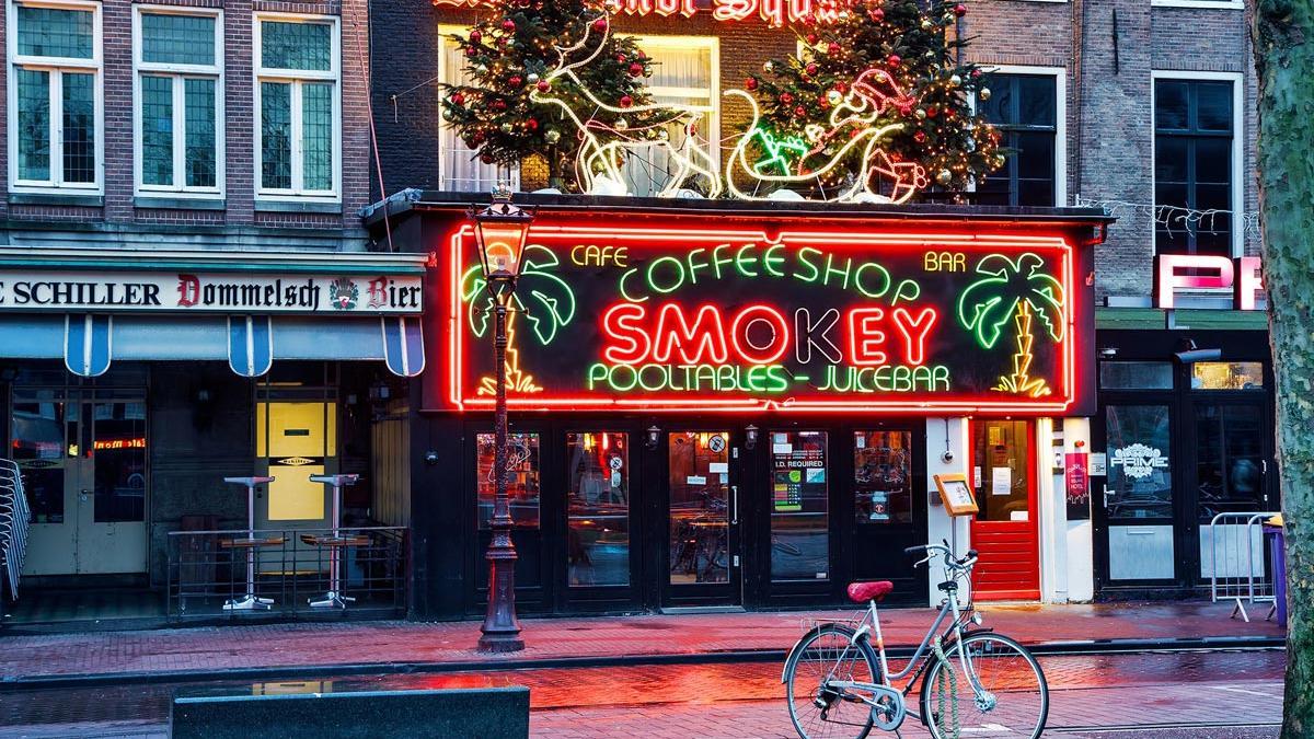 Un &#039;coffee shop&#039; en Ámsterdam.