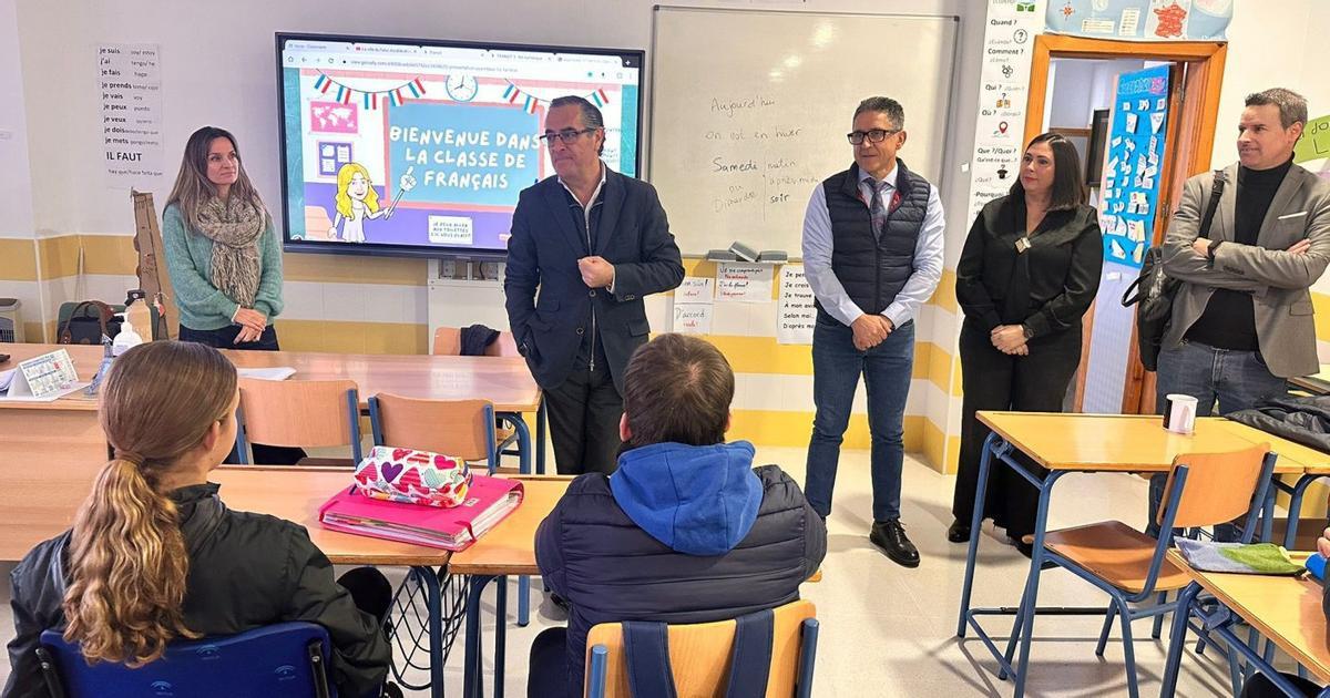 El delegado de Educación, Miguel Briones, visitó ayer el IES La Maroma , en Benamocarra.