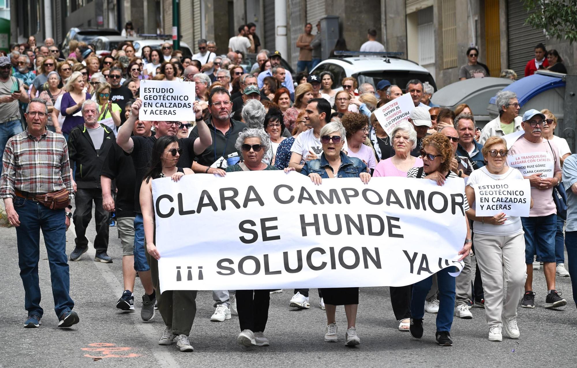 Vecinos se manifiestan pidiendo soluciones tras los hundimientos en la calle Clara Campoamor en Elche
