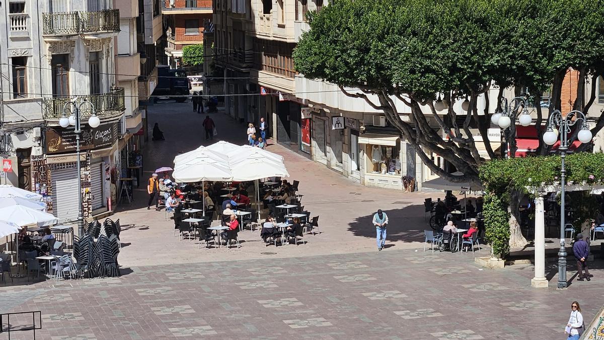 Vecinos de Alzira disfrutan del buen tiempo en las terrazas.