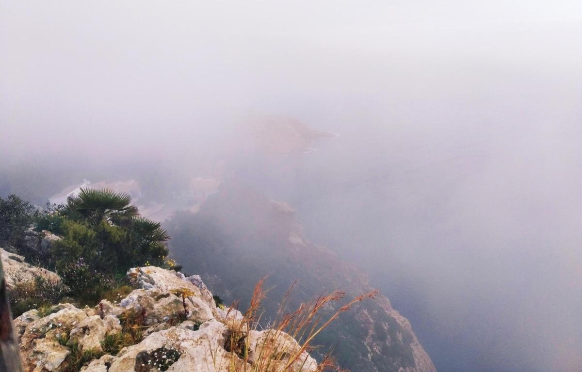 Chalés del Cap Negre, velados totalmente por la niebla