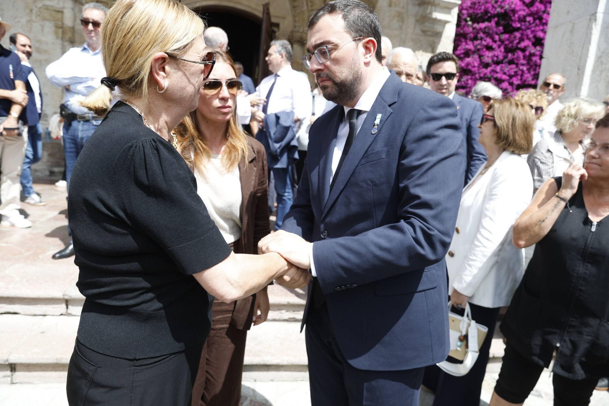 Las imágenes del funeral de Antonio Trevín en la basílica de Llanes.