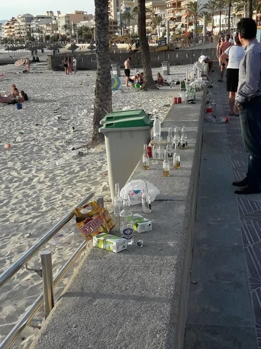 Los restos de un gran botellón invaden la playa de s'Arenal de Llucmajor