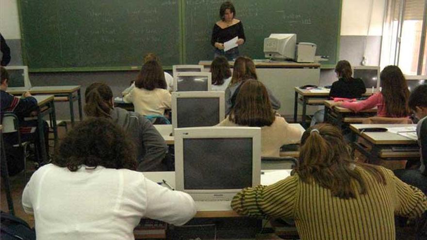 Educación inicia la retirada de las aulas extremeñas de 70.000 equipos informáticos obsoletos