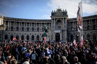 Miles de personas marchan en Viena contra el confinamiento y la vacunación obligatoria