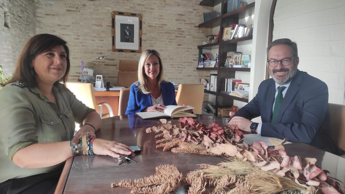 La delegada María José de la Rosa, la alcaldesa, Elena Alba, y Adolfo Molina.