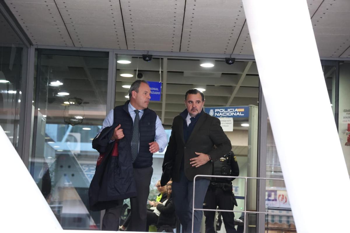 Así ha sido la salida de Carlos Baño de la comisaría de Alicante