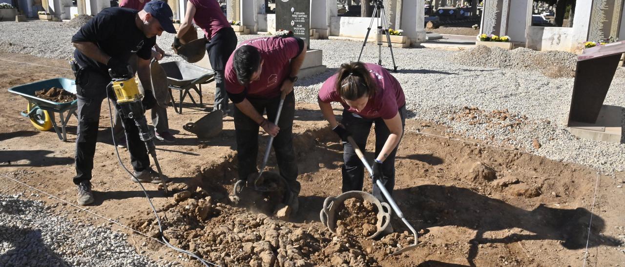 Los trabajadores de la empresa encargada de los trabajos, este lunes, en el cementerio civil de Castelló.