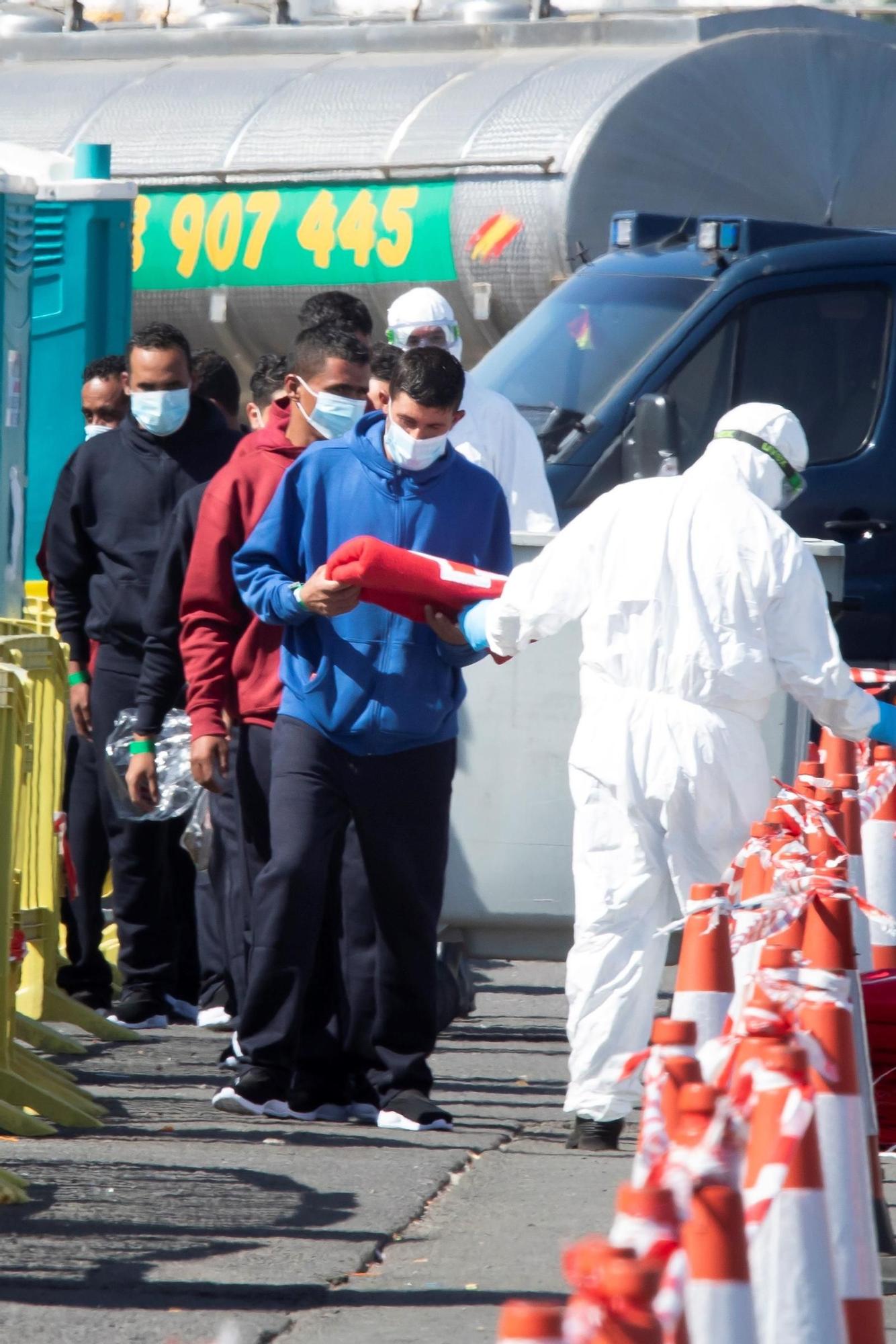 Salvamento Marítimo ha rescatado este jueves a 17 inmigrantes de origen magrebí localizados a bordo de una patera unos 18 kilómetros al sur de Maspalomas (Gran Canaria), que han sido trasladados al puerto de Arguineguín. EFE/Quique Curbelo