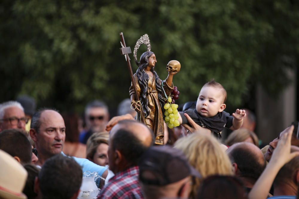 Novelda arropa a su patrona en la romería