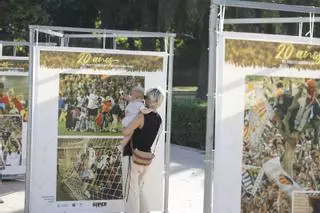 La exposición del histórico doblete del Valencia CF en el Jardín del Turia atrae a valencianos y turistas