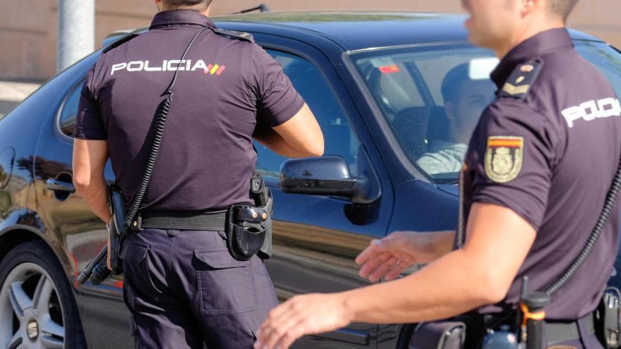 Agentes de la Policía Nacional de Elda-Petrer en un control