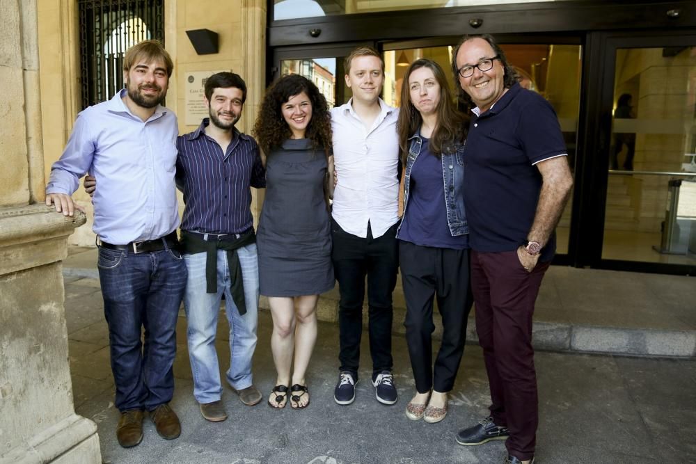 Owen Jones acompañado por los miembros de Podemos en Gijón