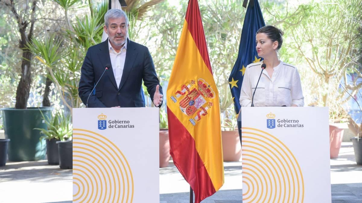 El presidente del Gobierno de Canarias, Fernando Clavijo, y la ministra de Juventud e Infancia, Sira Rego, en una comparecencia el pasado mes de enero.