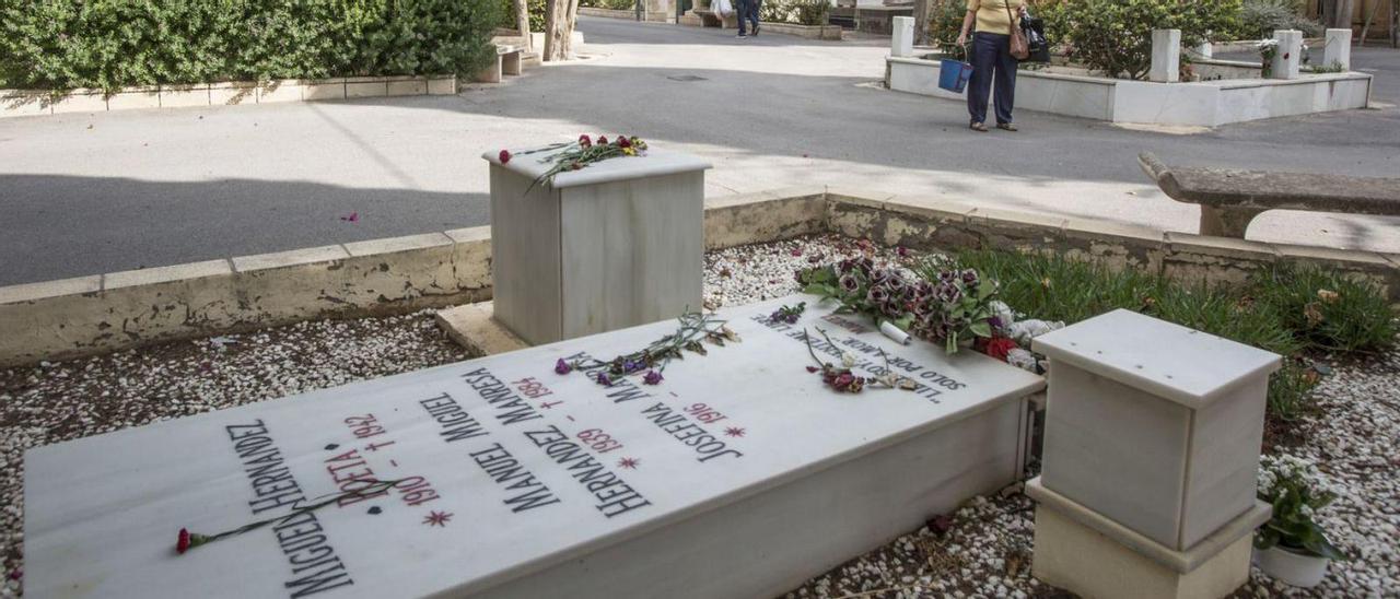 La tumba del poeta Miguel Hernández, una de las más visitadas de Alicante  |