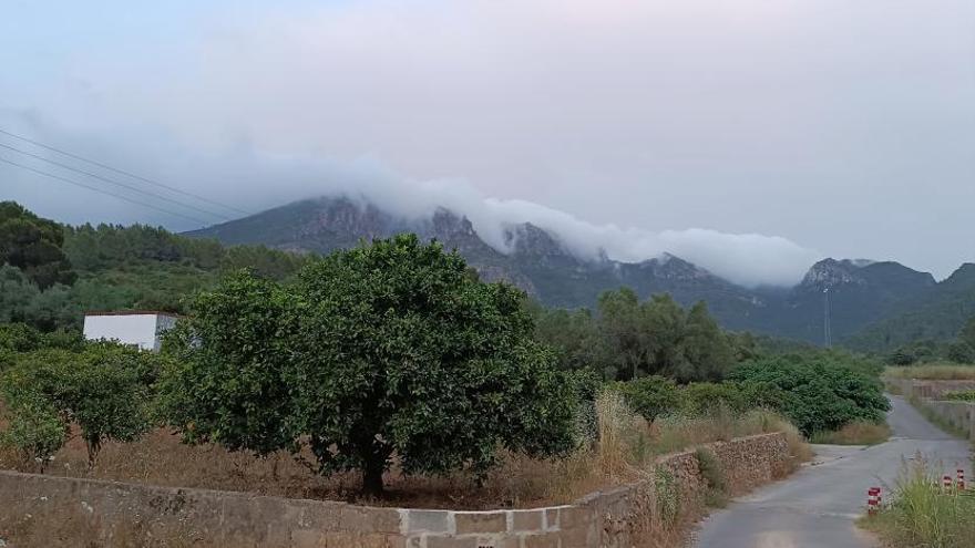 Las nubes ancladas sobre las montañas de la Murta.