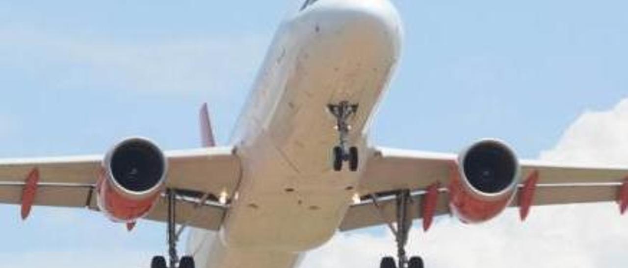 Un avión toma tierra en el aeropuerto de Son Sant Joan, en una imagen de archivo.