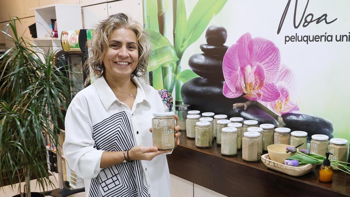 Noa Rivera en su peluquería, situada en Lavadores