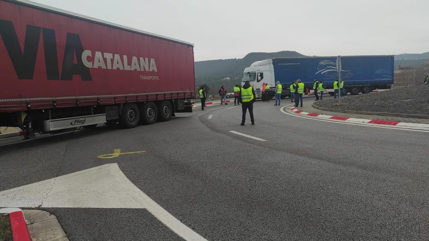 Vaga de transportistes: Una trentena de camioners talla la C-55 al Bages dues vegades en un matí