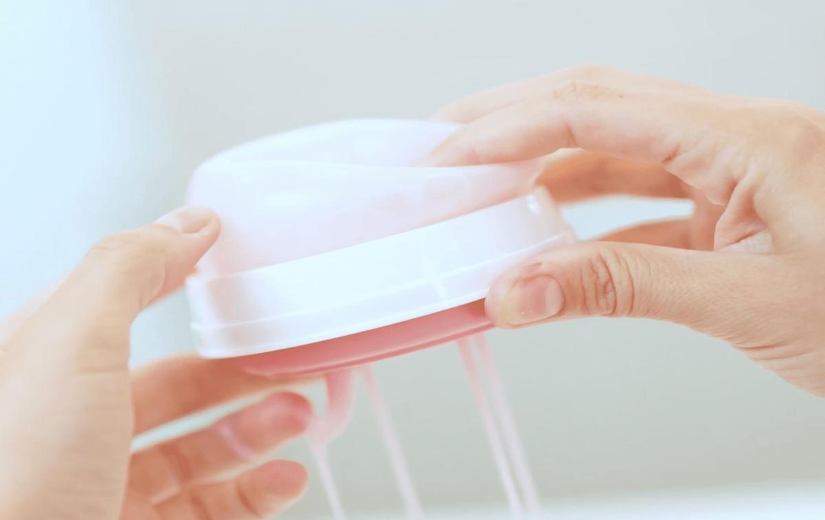 Així és la revolucionària esponja de dutxa que ajuda a detectar el càncer de mama