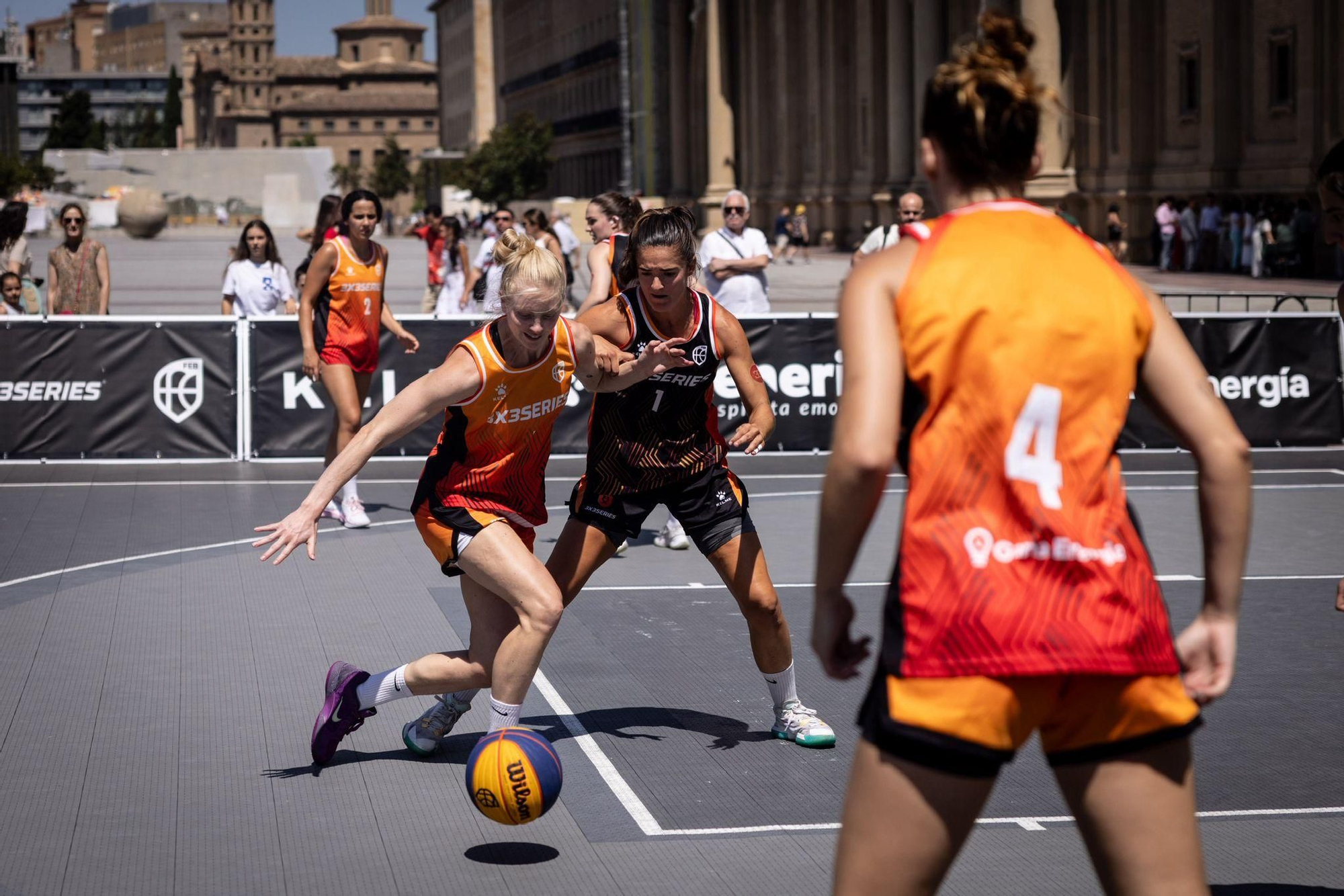En imágenes | La Plaza del Pilar respira baloncesto con el 3x3