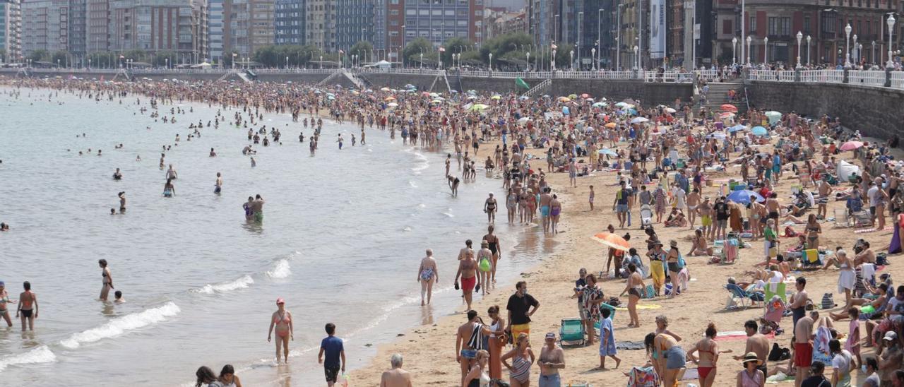 La playa de San Lorenzo (Gijón) durante el pasado mes de agosto. | Juan Plaza