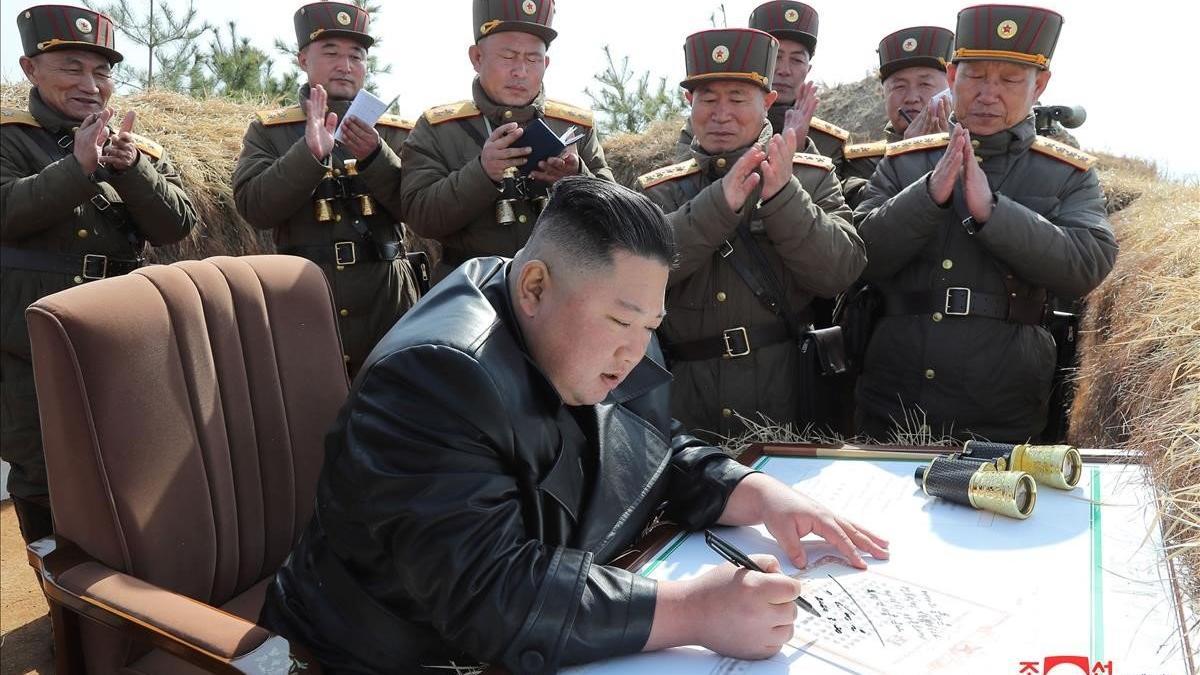 Kim Jong-un, rodeado de oficiales, durante unas maniobras militares norcoreanas.