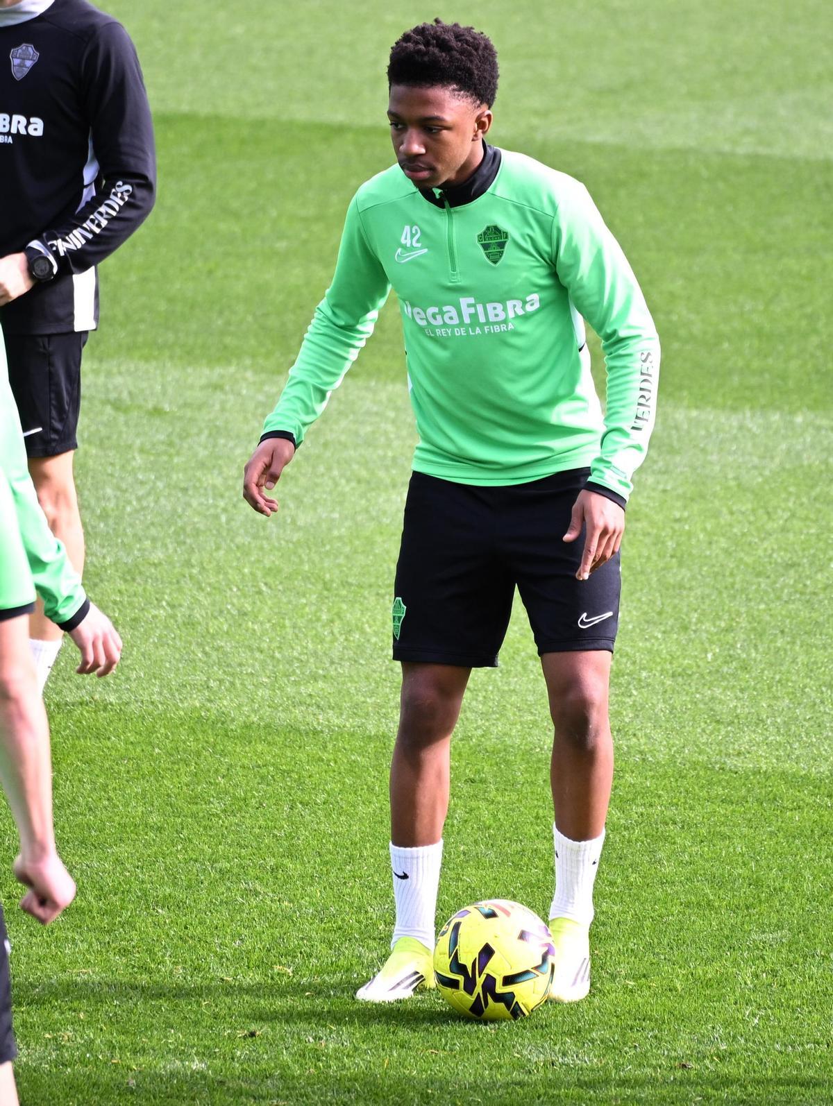 Buba Sangaré, durante un rondo en un entrenamiento del Elche.