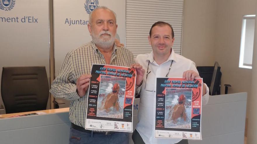 Javier Sánchez, presidente del Elche Club Natación, y Jesús Pareja, concejal de Deportes, con el cartel de la competición