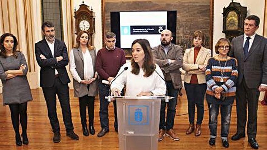 La alcaldesa, Inés Rey, anuncia las medidas preventivas del Concello acompañada por todo el Gobierno local.