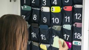 Educació restringirà encara més l’ús de mòbils i pantalles als centres