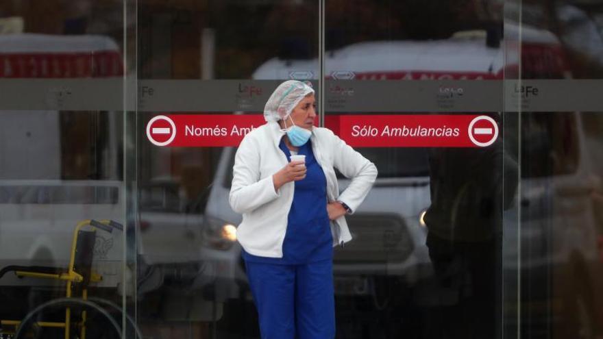 Puerta de Urgencias del
Hospital La Fe, que va a derivar pacientes.  levante-emv