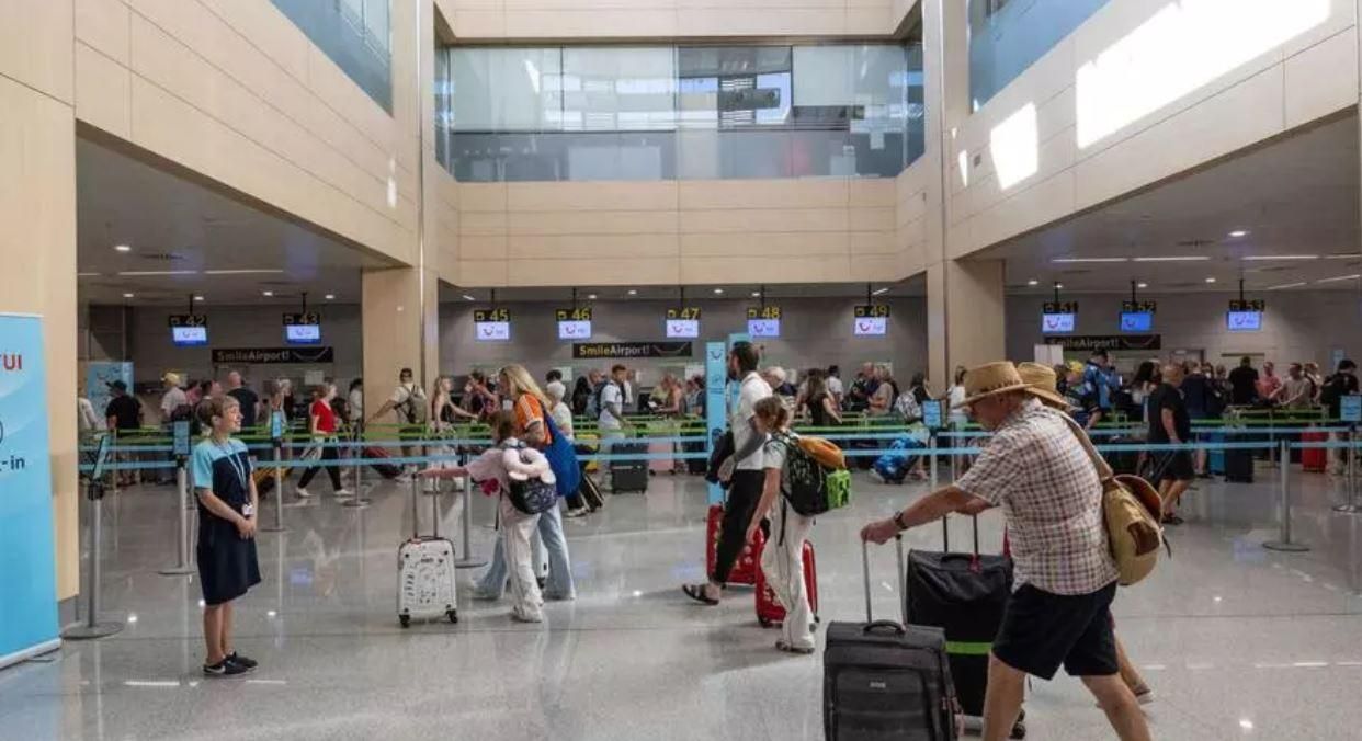 Turistas esperan en las colas de facturación en el aeropuerto de Ibiza