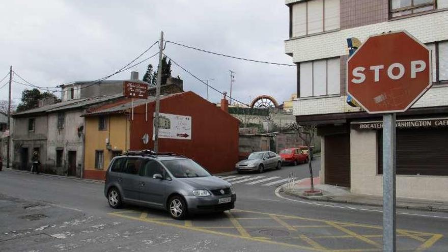 Los conductores que circulan por la calle del Embalse, que discurre por delante de las compuertas de la presa, se encuentran con unos contenedores que tapan la visibilidad.